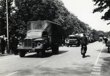 97937 Afbeelding van geallieerde vrachtwagen op de weg tussen, vermoedelijk,Zeist en Driebergen bij de ...
